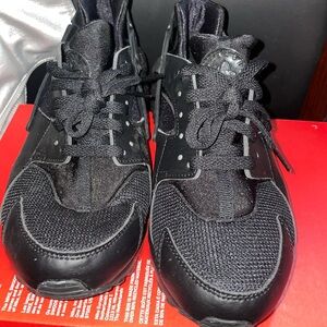 Nike Huaraches Sz 7y Black Brand New, Never worn